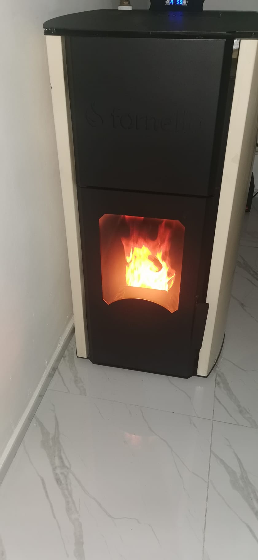 Sobă pe peleți Fornello aprinsă, lucrare reală Instalatori10